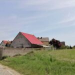 Ortsporträt Kiekebusch_Dorfhaus und Feld