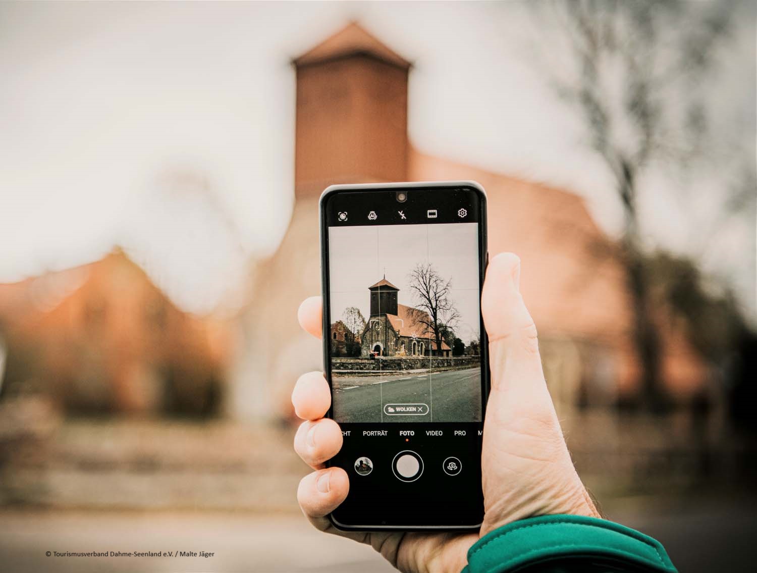 Ausfluege-Umland_Kirche-mit-Handy_Tourismusverband-lizenzfrei